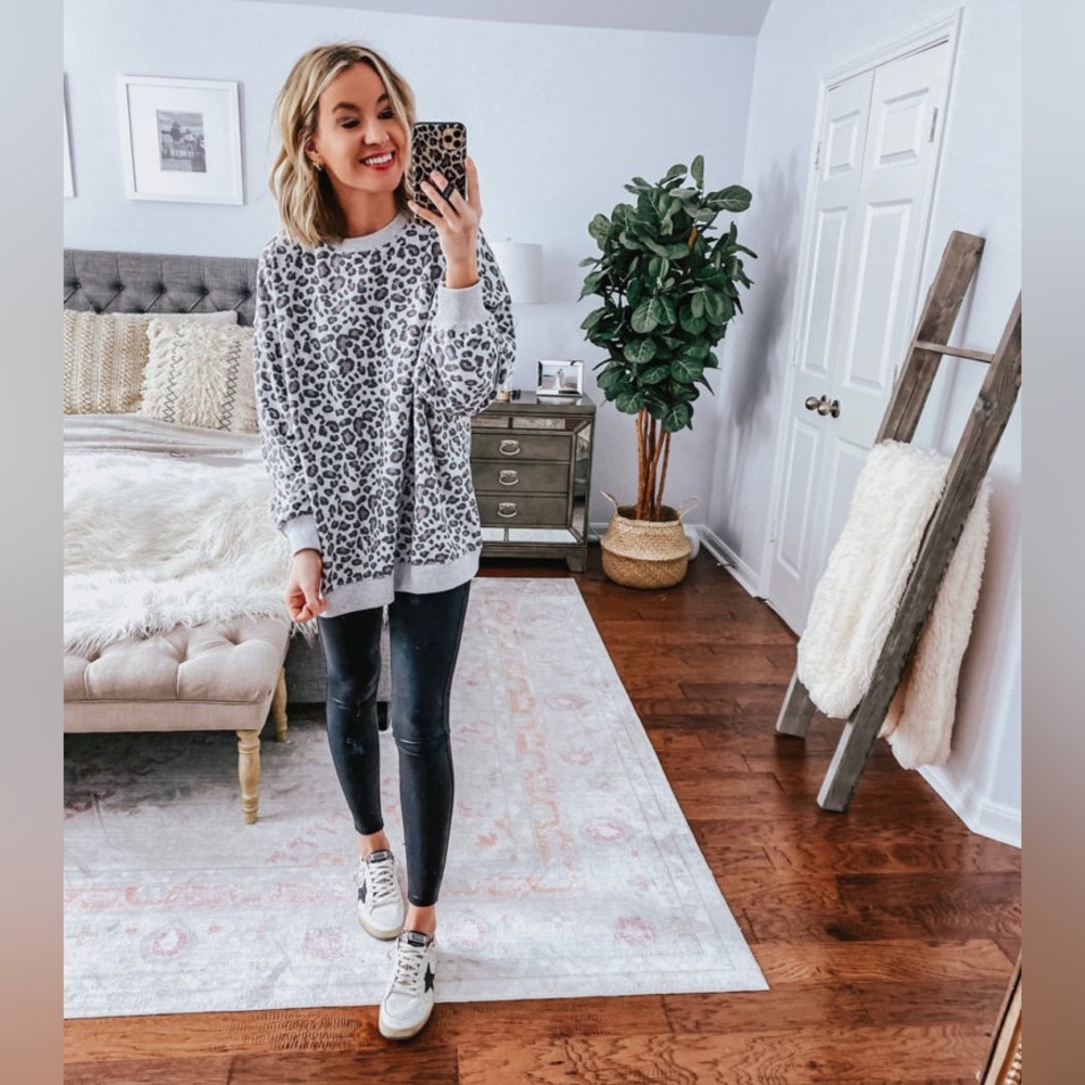 AMERICAN EAGLE Leopard Print Crew Neck Sweater Top in Gray Silver